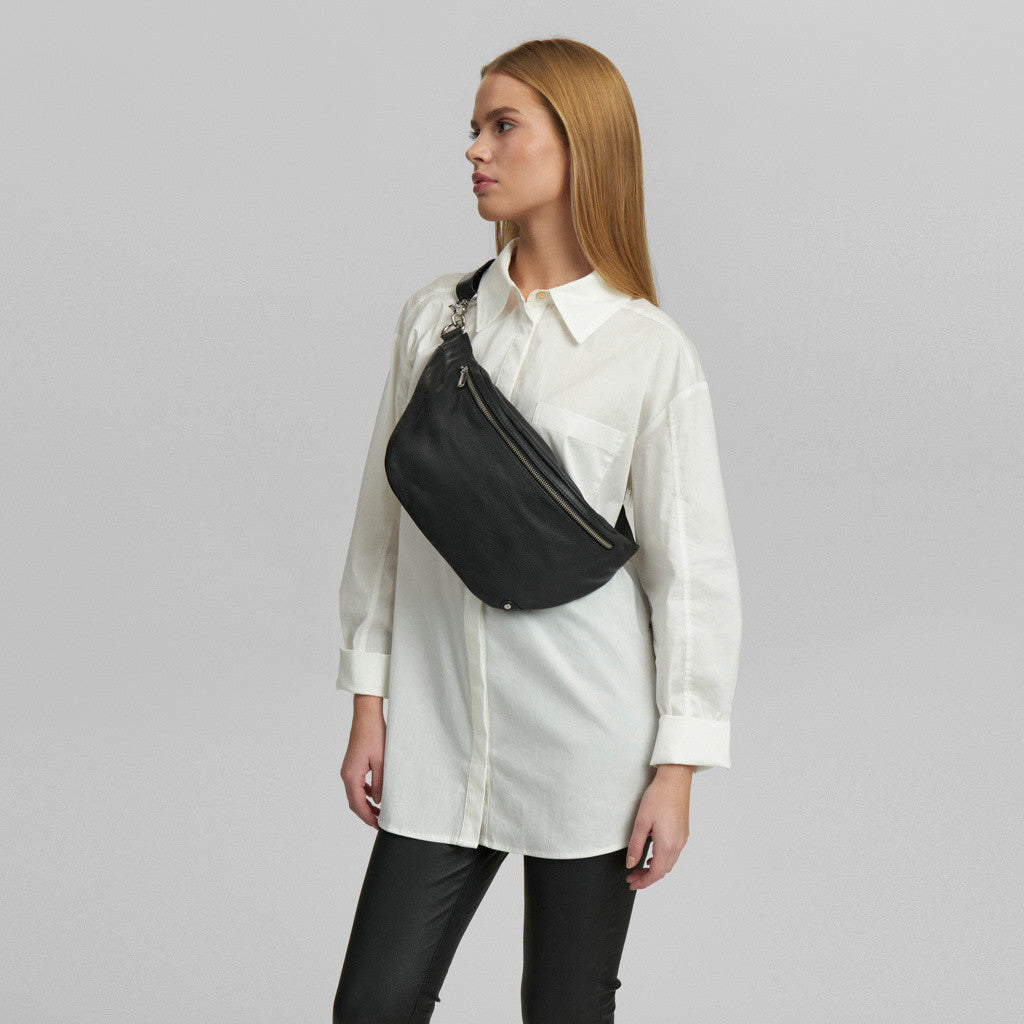 DEPECHE Functional and beautiful leather bumbag Bumbag 099 Black (Nero)