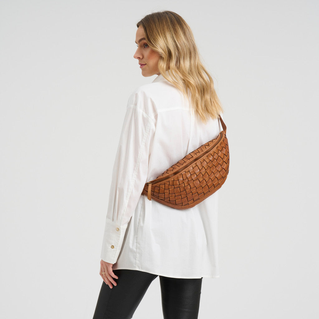 DEPECHE Warsaw handwoven leather bumbag Bumbag 005 Vintage cognac